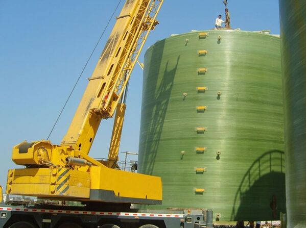 大型玻璃鋼現(xiàn)場(chǎng)纏繞現(xiàn)場(chǎng)施工中